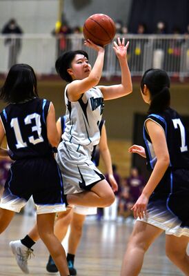 第３クオーター９分、宇女の北島がシュートを決める＝雀宮体育館