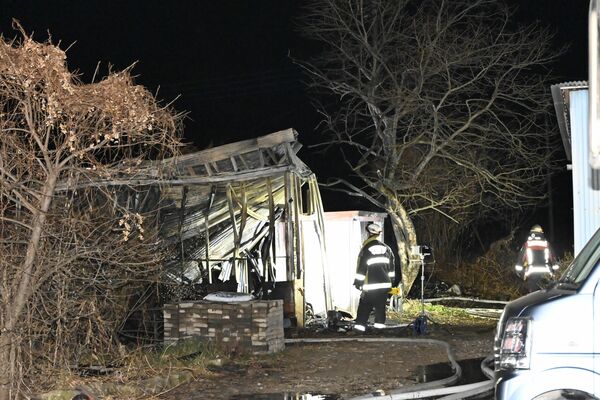 小屋を焼くなどした火災現場＝24日午前４時５分、宇都宮市下砥上町