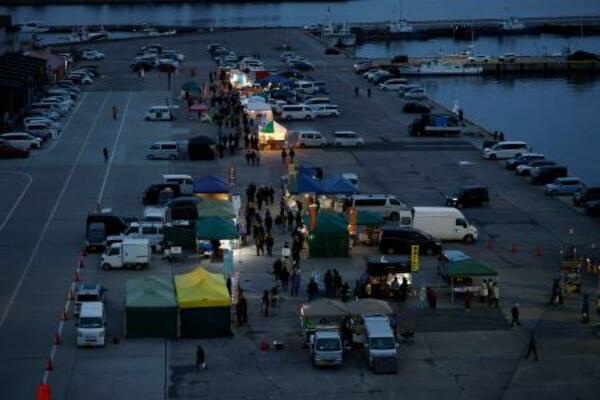 青森県八戸市の「館鼻岸壁朝市」。出店数が限られ、敷地には空きが目立った=14日午前6時41分