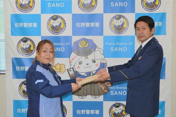 三森署長（右）から感謝状を贈られる冨塚さん