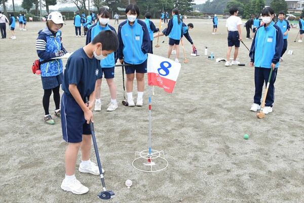 グラウンドゴルフを楽しむ生徒たち