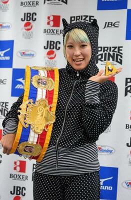 ピラミッドの模型を手にポーズをとるWBO女子スーパーフライ級王者の昼田瑞希=18日、東京都文京区