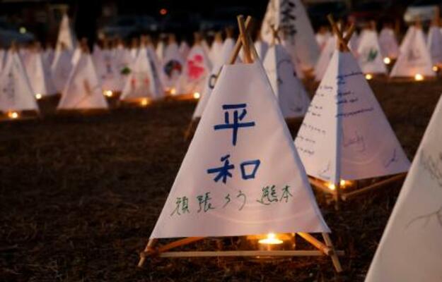 熊本地震の犠牲者を追悼するイベントで明かりがともされた灯籠=6日夕、熊本県南阿蘇村