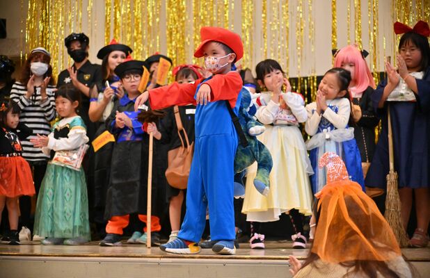 仮装ファッションショーでポーズを決める子どもら