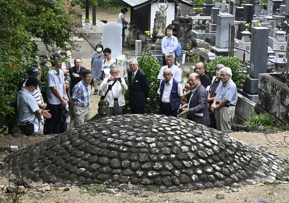 足利義氏の墓所を見学する参列者