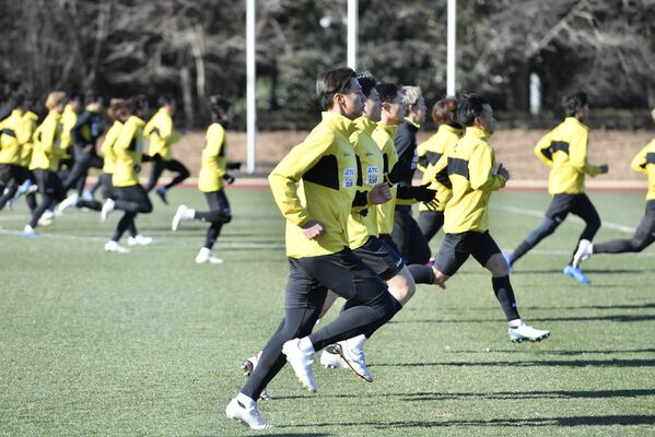 今季初の全体練習で汗を流す栃木ＳＣの選手たち＝河内総合運動公園陸上競技場