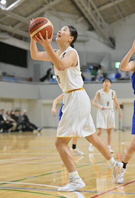 高さを生かした活躍が期待される矢板中央の大隅＝11月４日の県予選決勝より