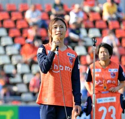 試合後に行われたセレモニーであいさつする鮫島＝25日午後４時45分、さいたま市のＮＡＣＫ５スタジアム大宮