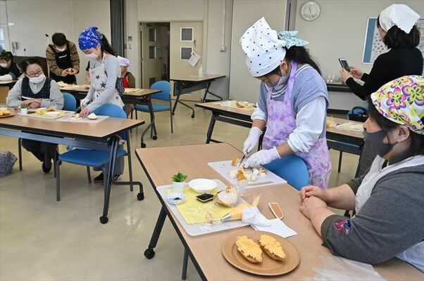 楽しくタルト作りに挑戦する親子
