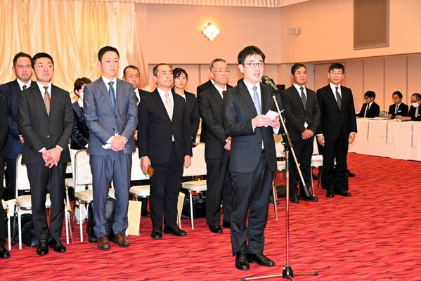 受賞者を代表して謝辞を述べる惣誉酒造の河野専務＝25日夕、宇都宮市