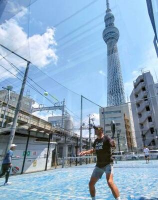 　ラケットスポーツ「パデル」を楽しむ人たち＝東京都墨田区