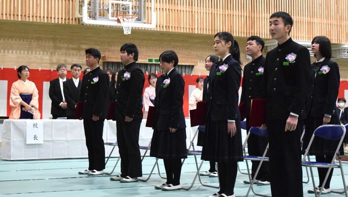 卒業証書を手に「仰げば尊し」を歌う箒根学園の卒業生