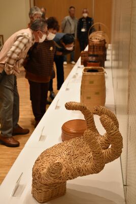 92点が展示されている全国竹芸展
