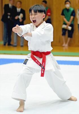男子個人形６年　早乙女（青空塾）－福田（一友会伊藤道場）決勝　迫力のある形を披露し、中止を除く全学年優勝を果たした早乙女