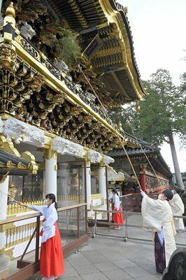 陽明門のすすを払う神職ら＝20日午前10時、日光市山内