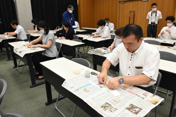 鑑識作業を体験する県内高校の就職担当者ら＝11日午後、県警察学校