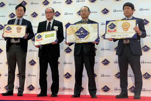 アイス部門１位のプレートを持つフタバ食品の内山靖敏東京支店長（右）＝東京都