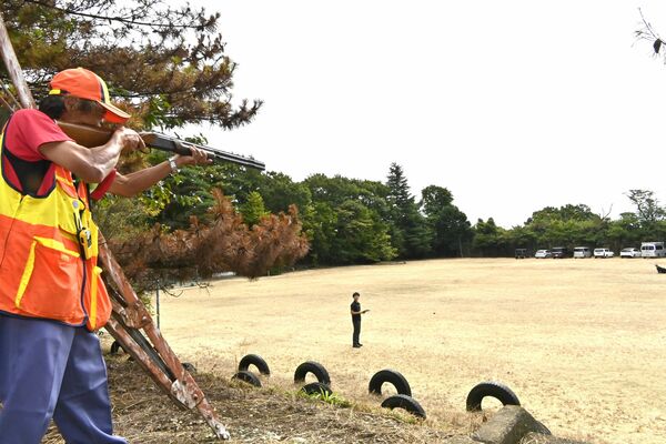 擬似銃を構える益子副支部長＝29日午前10時15分、那須町高久丙