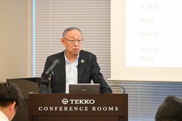 通期業績予想の下方修正を説明する渡部社長＝９日午後、東京都