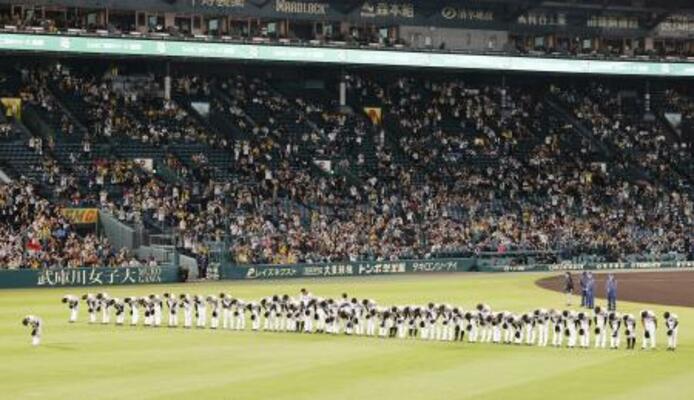 ソフトバンクに敗れ、頭を下げる阪神ナイン=甲子園