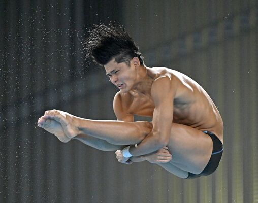 少年男子板飛び込み決勝　５位に入った古谷（宇南高）の５回目の演技＝磯真奈美撮影