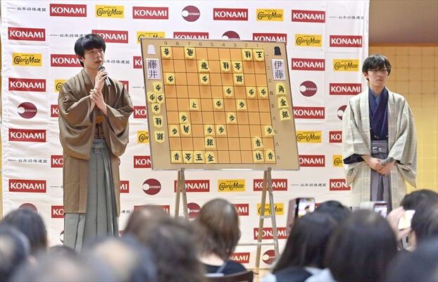 将棋ファンを前に対局を振り返る藤井棋王（左）と伊藤七段＝17日午後７時25分、日光市鬼怒川温泉大原