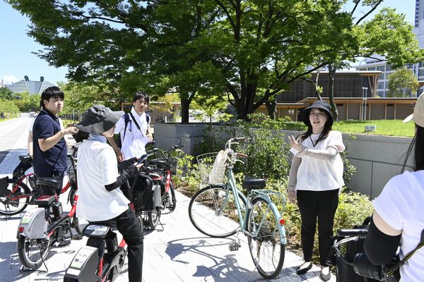 「ひろしまゲートパークプラザ」について説明を受ける参加者＝１日午前、広島市