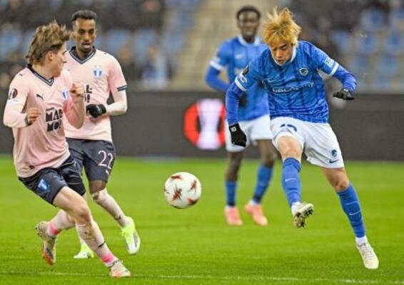 マルメ戦の前半、攻め込むゲンクの伊東(右)=ゲンク(共同)