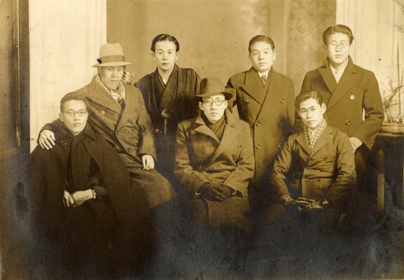 友人とおぼしき人々と記念写真に収まる二郎さん（中央）