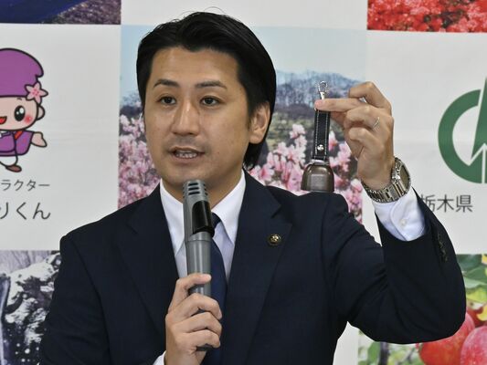 市内の小学生に配るクマ除けの鈴を手に持つ森島市長