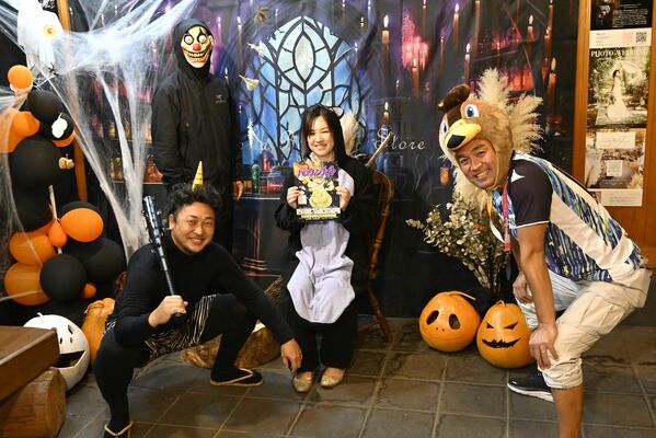 フォトスポットで来場を呼びかける実行委員会のメンバーら