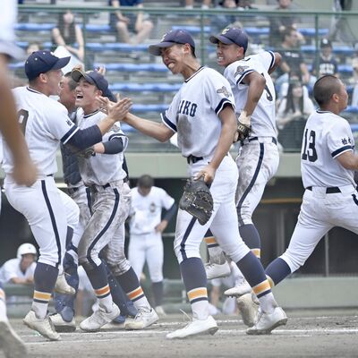 佐野日大に逆転勝利し、歓喜する栃工ナイン＝エイジェックスタジアム、森田大地撮影