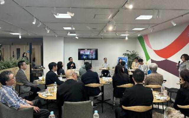 　「ライフシフトプラットフォーム」に新たに参加し、自己紹介し合うメンバーたち＝４月、東京・新橋