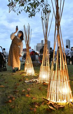夕暮れの会場を彩るヨシ灯り