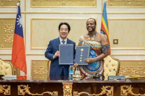 　エスワティニで国王ムスワティ３世（右）と会談した台湾の頼清徳総統＝３日（総統府提供・ＡＰ＝共同）