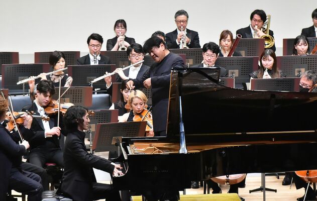 満員の観客を楽しませた佐渡さん（中央）と角野さん（手前）＝31日夜、県総合文化センター