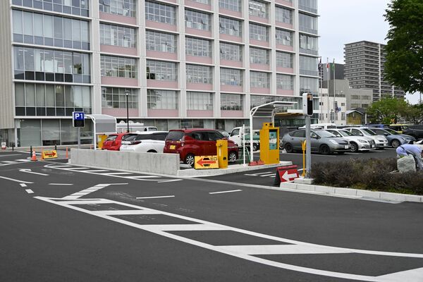 市本庁舎第一駐車場。既にゲートバーの開閉設備や発券機は設置してある。
