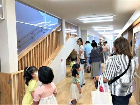 内部を見学する親子ら
