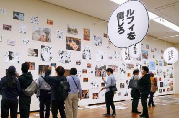 熊本県立美術館で始まった、県と人気漫画「ワンピース」がコラボした復興プロジェクトの軌跡を振り返る企画展=20日午後、熊本市