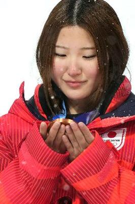 　女子ハーフパイプで獲得した銅メダルを見つめる小野光希＝リビーニョ（共同）