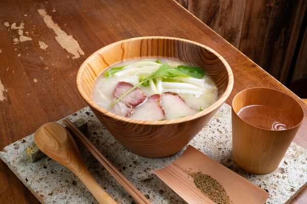 らあめん厨房どる屋の「美味礼讃『黄金の鯛　白味噌・バターラーメン（フランス七味添え）』」（新潮プレス提供）