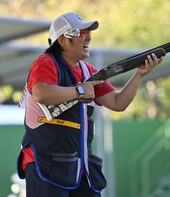 クレー射撃成年スキート第４ラウンド　14発目を外し悔しがる石原（県協会）＝佐賀市の佐賀県射撃研修センター