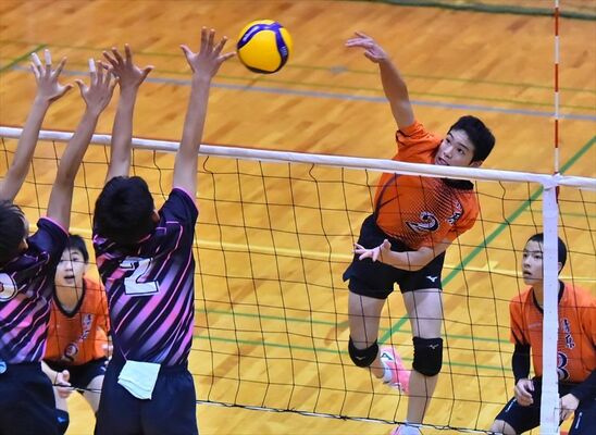 バレーボール男子決勝　第３セット、清原の小野寺（右から２人目）が強烈なスパイクを放つ＝河内体育館、小玉義敬撮影