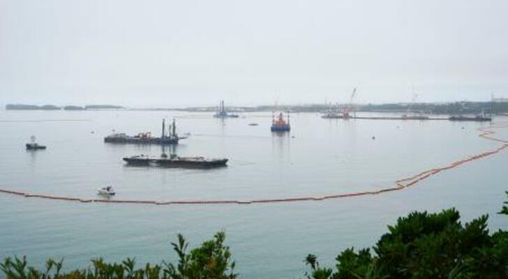 新たな区域で土砂投入が始まった沖縄県名護市辺野古の大浦湾=17日午前