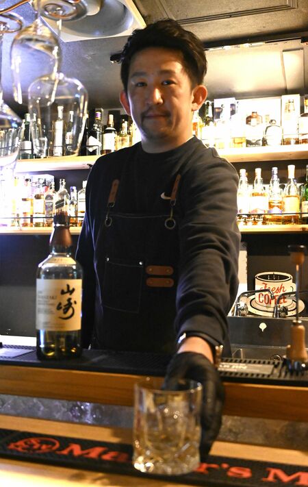 ウイスキーを提供する大久保さん