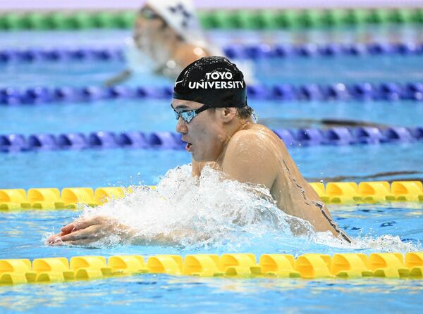 男子２００メートル個人メドレー決勝　優勝した松下（東洋大）の平泳ぎ＝東京アクアティクスセンター、森田大地撮影
