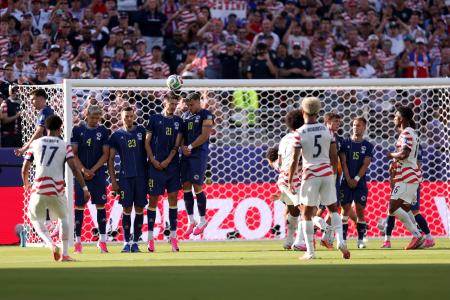 　米国―ボスニア・ヘルツェゴビナ　後半、ＦＫでチーム２点目のゴールを決める米国のティルマン（１７）＝サンフランシスコ（ＦＩＦＡ提供・ゲッティ＝共同）