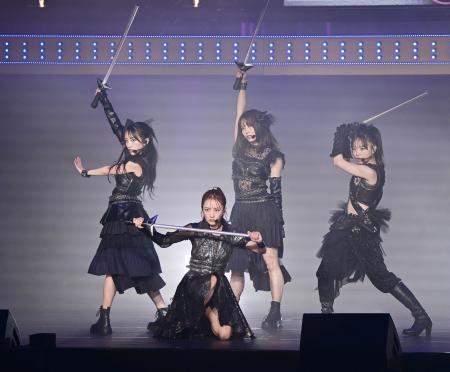 　剣でパフォーマンスする（左から）向井地美音、高橋みなみら＝日本武道館