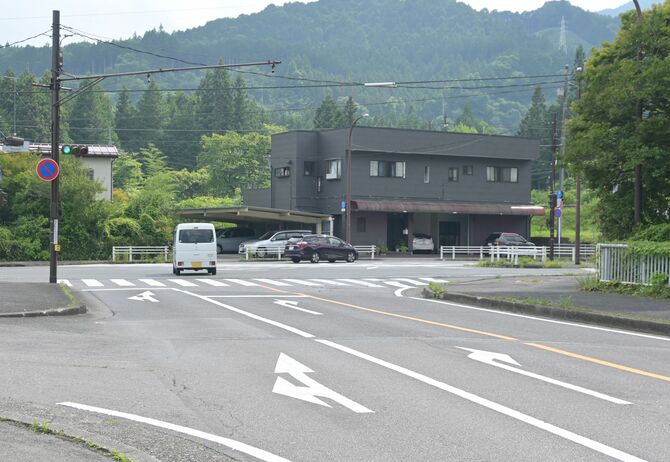 誤って右折レーンから直進する軽ワゴン車（写真は一部加工しています）