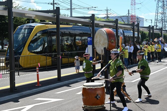 和太鼓で特別列車を迎える住民ら=清原地区市民センター前TC